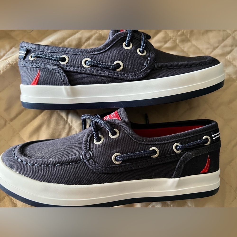 NWOB Nautica Boys' Spinnaker Boat Shoes -Size 1
l